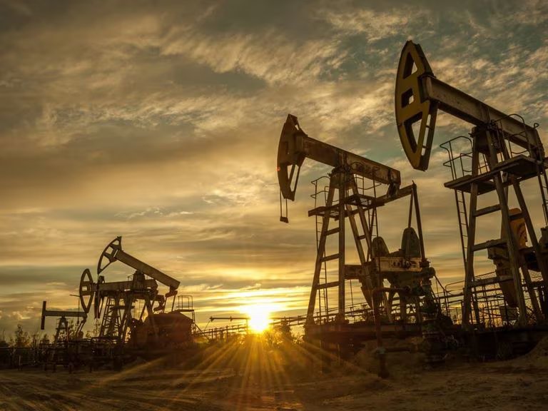 ราคาน้ำมันดิบ, OPEC+, นโยบายเฟด, ความตึงเครียดภูมิรัฐศาสตร์, ตลาดน้ำมัน, การประชุม OPEC+